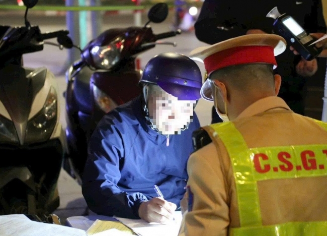 Hà Nội và cả nước đồng loạt siết kiểm tra nồng độ cồn, hơn 2.100 tài xế bị “tuýt còi”