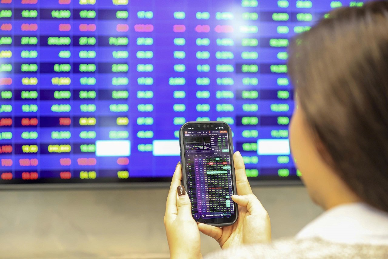 chung khoan ngay 242 vn index tiep da tang diem huong ve moc 1900 diem