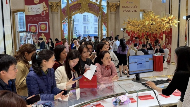 Vàng giữ giá, khách đội mưa mua vàng lấy may ngày Thần Tài