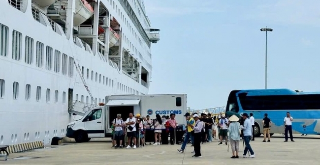 Hải quan thông quan 4 tàu khách quốc tế, hơn 7.500 du khách “xông đất” Hạ Long