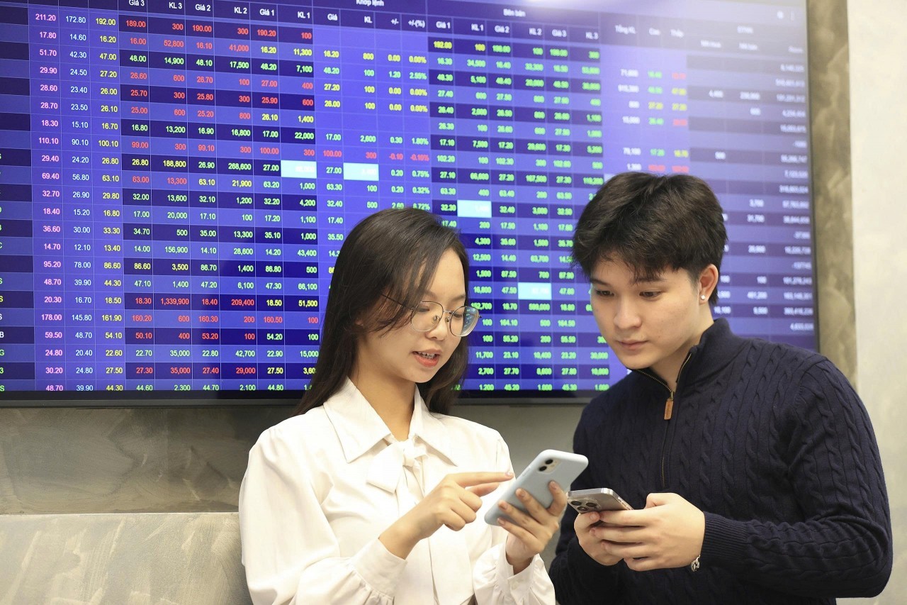 Chứng khoán ngày 26/2: VN-Index áp sát mốc 1.900 điểm, dòng tiền xoay tua tìm cơ hội