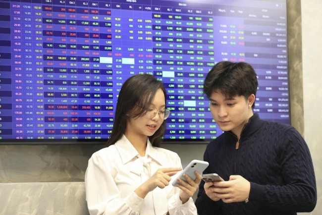 Chứng khoán ngày 26/2: VN-Index áp sát mốc 1.900 điểm, dòng tiền xoay tua tìm cơ hội