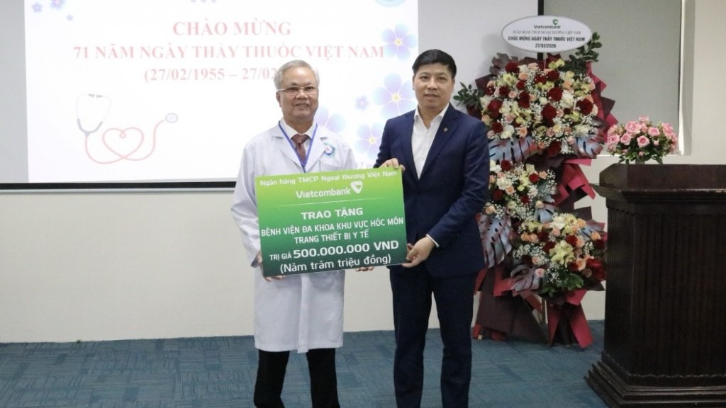 Vietcombank hỗ trợ 1 tỷ đồng thiết bị y tế, trao 200 suất quà tại Hóc Môn và Củ Chi