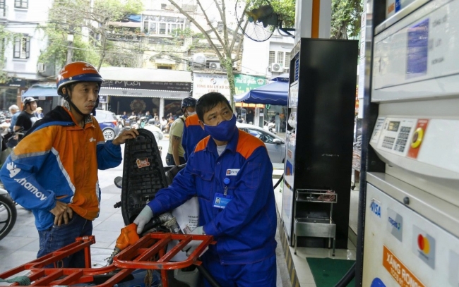 15h chiều 5/3, giá xăng, dầu đồng loạt bật tăng đột biến