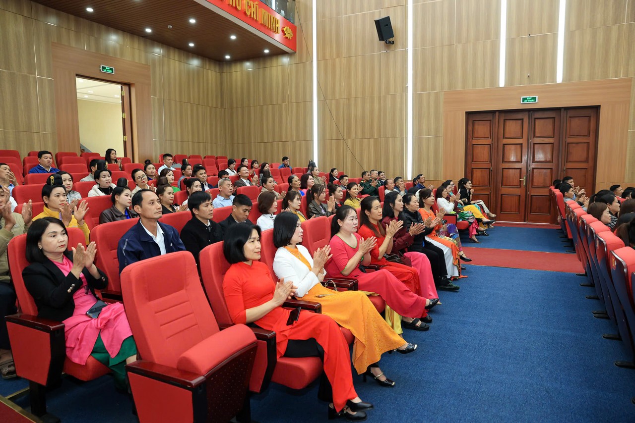 Bộ trưởng Nguyễn Văn Thắng cùng các ứng cử viên Đại biểu Quốc hội khóa XVI tiếp xúc cử tri đơn vị bầu cử số 3, tỉnh Điện Biên