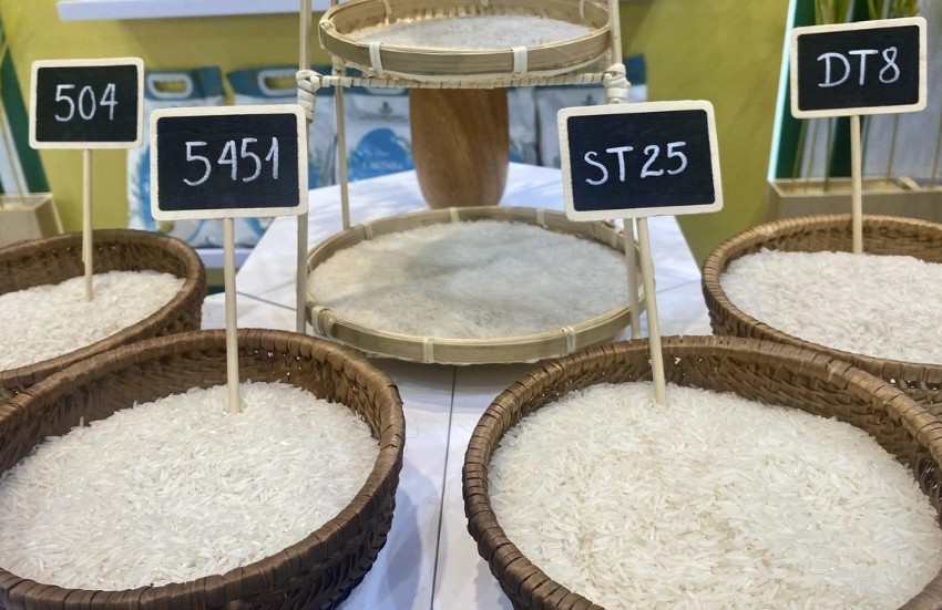 Ngày 6/3: Giá một số loại gạo xuất khẩu giảm, lúa bình ổn