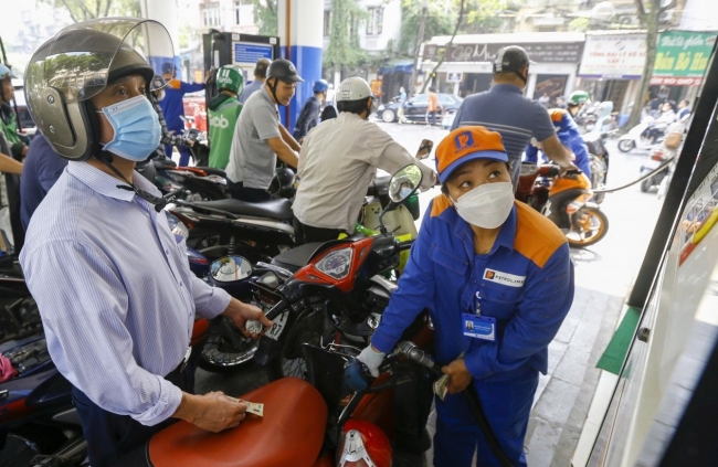 Giữ ổn định thị trường xăng, dầu trước biến động toàn cầu: Cần sự đồng hành của doanh nghiệp và người dân