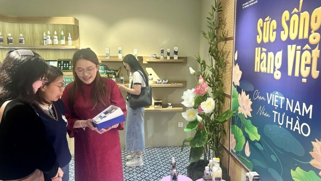 Nhiều quà tặng ưu đãi 15 - 35% tại “Sức sống hàng Việt” dịp 8/3