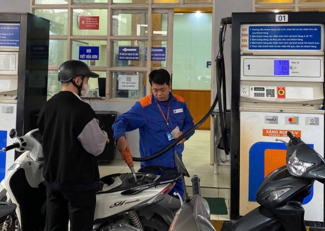 Bảo đảm cung ứng xăng dầu cho sản xuất, kinh doanh và tiêu dùng