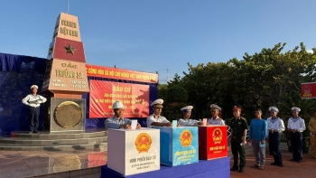 Cử tri đặc khu Trường Sa hòa chung ngày hội bầu cử của cả nước