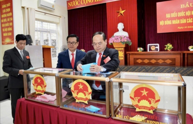 Quảng Ninh rộn ràng ngày bầu cử, cử tri toàn tỉnh nô nức thực hiện quyền công dân