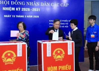 Chủ tịch UBND TP. Hà Nội Vũ Đại Thắng xếp hàng bỏ phiếu bầu cử tại phường Giảng Võ