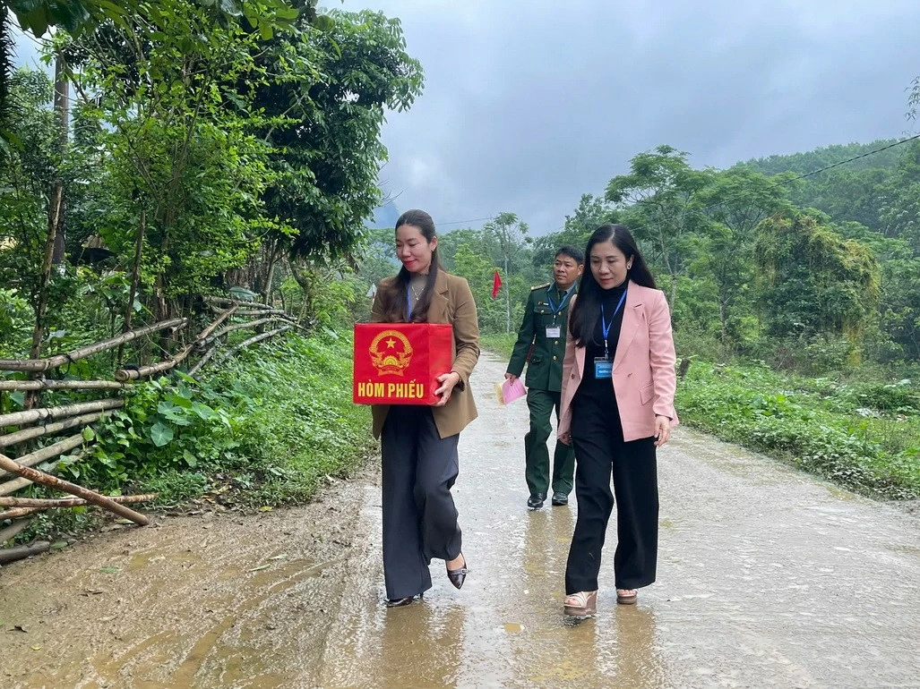 Tổ bầu cử tại đơn vị bầu cử số 1 của xã Kim Phú, tỉnh Quảng Trị một số cử tri sức khoẻ yếu không thể đến điểm bỏ phiếu. Tổ bầu cử mang hòm phiếu đến tận nhà các cử tri lớn tuổi, sức khoẻ yếu