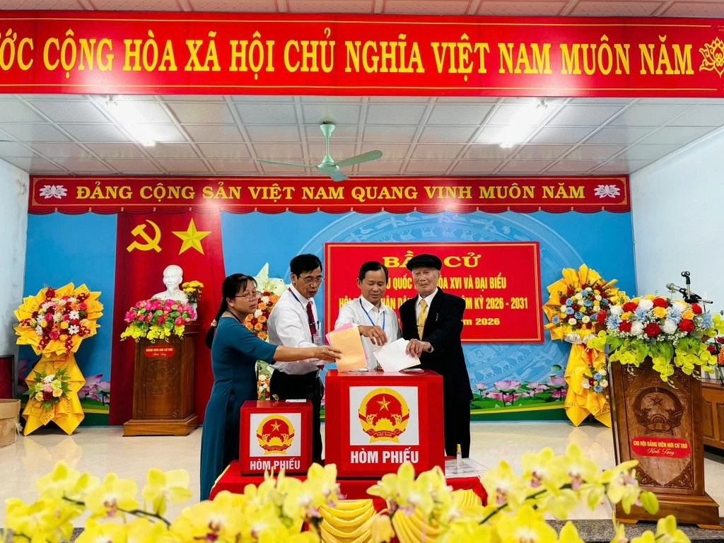Đông đảo cử tri trên toàn địa bàn tỉnh Quảng Trị tham gia bỏ phiếu trong sáng 15/3. Ảnh: Nhân Tân