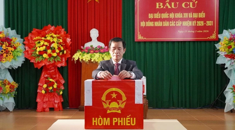Bí thư Tỉnh ủy Quảng Trị Nguyễn Văn Phương, Trưởng ban Chỉ đạo bầu cử tỉnh bỏ lá phiếu đầu tiên bầu đại biểu Quốc hội khóa XVI và đại biểu HĐND các cấp nhiệm kỳ 2026 - 2031 tại khu vực bỏ phiếu số 15
