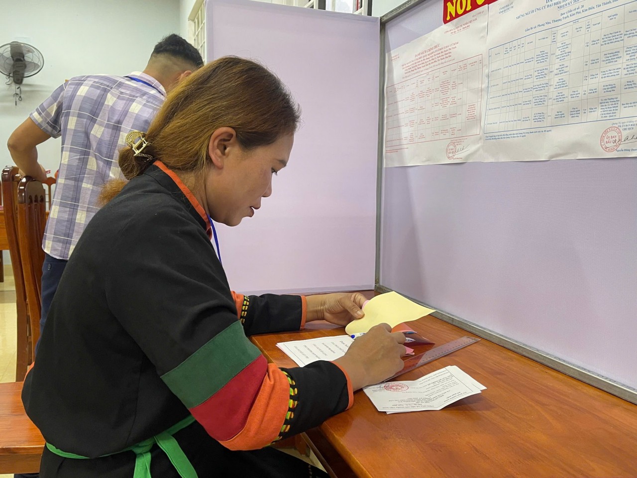 Cử tri tại các điểm bầu cử tại xã kim Phú, tỉnh Quảng Trị nghiên cứu thông tin, lựa chọn các đại biểu ưu tú tại buổi lễ bầu cử. Ảnh: Hùng Tân Cử tri tại các điểm bầu cử tại xã kim Phú, tỉnh Quảng Trị nghiên cứu thông tin, lựa chọn các đại biểu ưu tú tại buổi lễ bầu cử. Ảnh: Hùng Tân