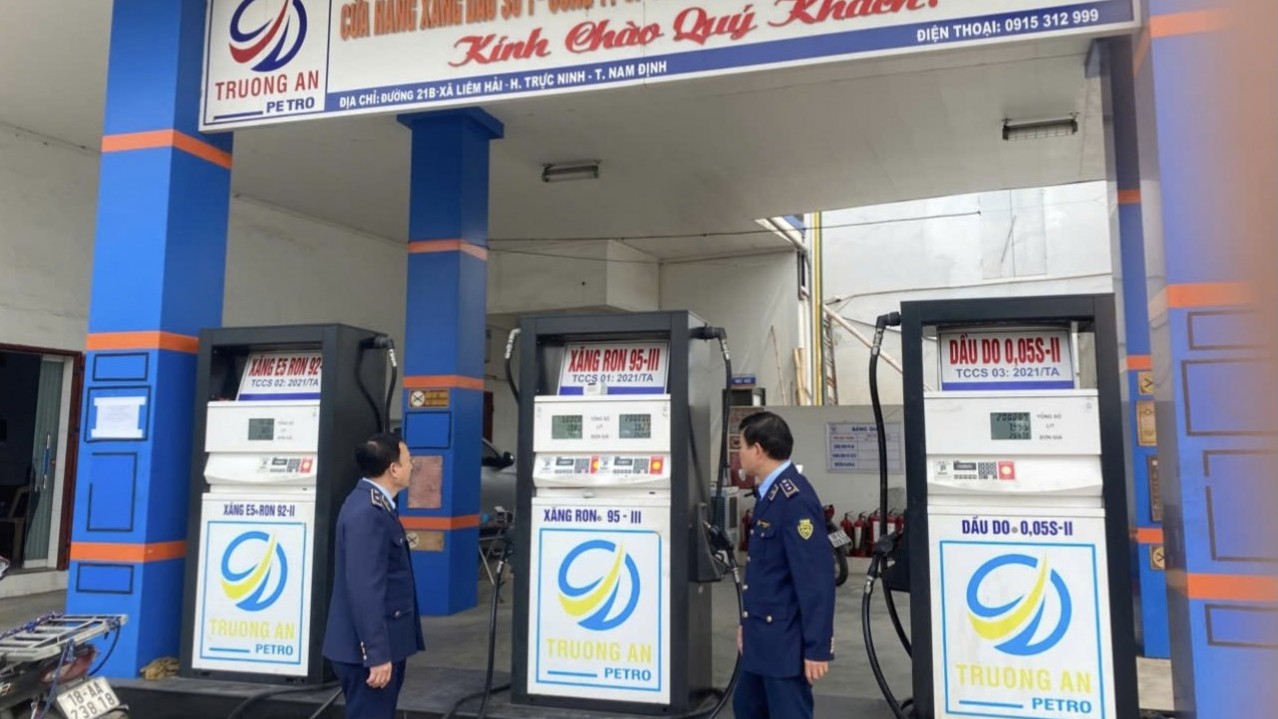 Ninh Bình: Phạt 35 triệu đồng doanh nghiệp bán xăng vượt giá trần, buộc hoàn tiền cho khách