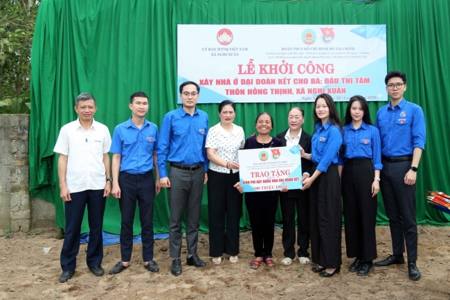 Khởi công xây Nhà Đại đoàn kết và trao quà cho phụ nữ neo đơn, thanh niên yếu thế ở xã Nghi Xuân, tỉnh Hà Tĩnh