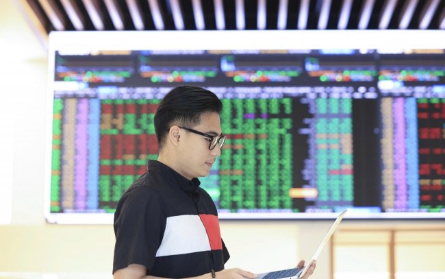 Chứng khoán ngày 1/4: VN-Index lấy lại mốc 1.700 điểm, củng cố đà hồi phục