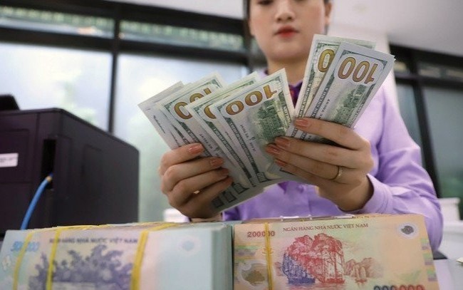 Tỷ giá USD hôm nay (15/4): Tỷ giá trung tâm giảm nhẹ còn 25.103 đồng, DXY lùi về vùng 98 điểm