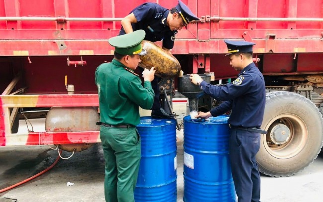 Hải quan chặn đứng thủ đoạn “độ” rơ moóc giấu 400 lít dầu diesel qua biên giới Lao Bảo
