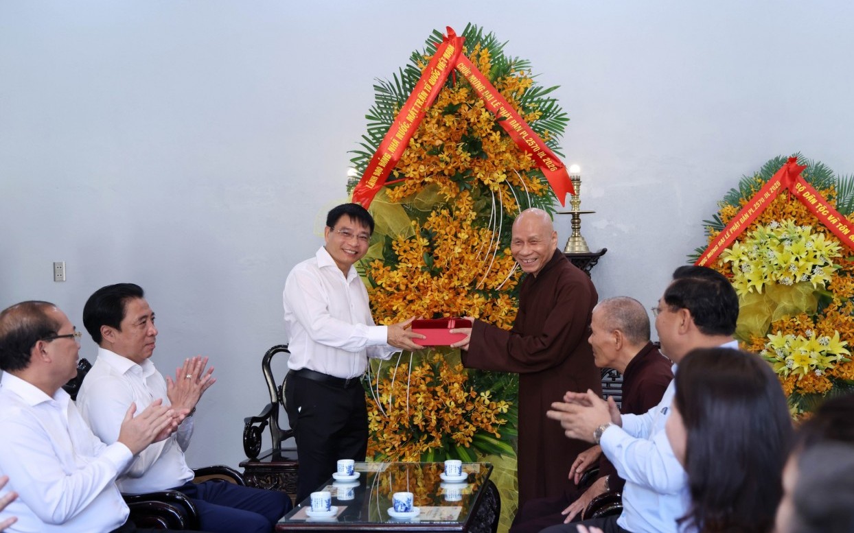 pho thu tuong nguyen van thang chuc mung dai le phat dan tai hue
