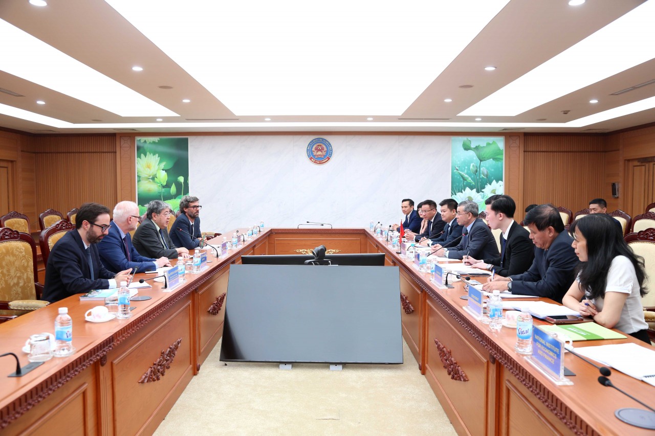 Bộ trưởng Ngô Văn Tuấn tiếp Phó Tổng thư ký OECD Yasushi Masaki