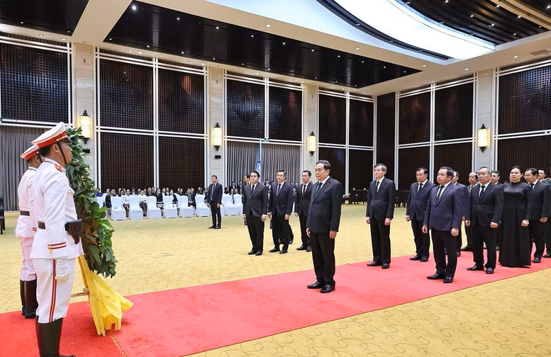 Chủ tịch Quốc hội Trần Thanh Mẫn viếng đồng chí Saysomphone Phomvihane Chủ tịch Quốc hội Trần Thanh Mẫn viếng đồng chí Saysomphone Phomvihane
