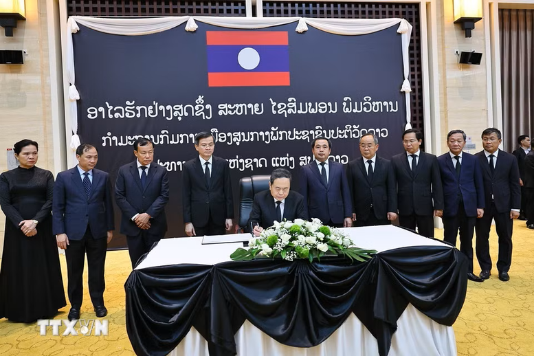 Chủ tịch Quốc hội Trần Thanh Mẫn viếng đồng chí Saysomphone Phomvihane Chủ tịch Quốc hội Trần Thanh Mẫn viếng đồng chí Saysomphone Phomvihane