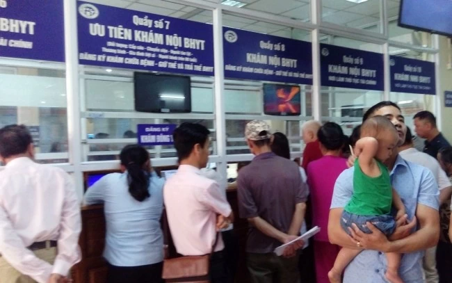 bao hiem y te ho gia dinh cang dong nguoi tham gia muc dong cang giam