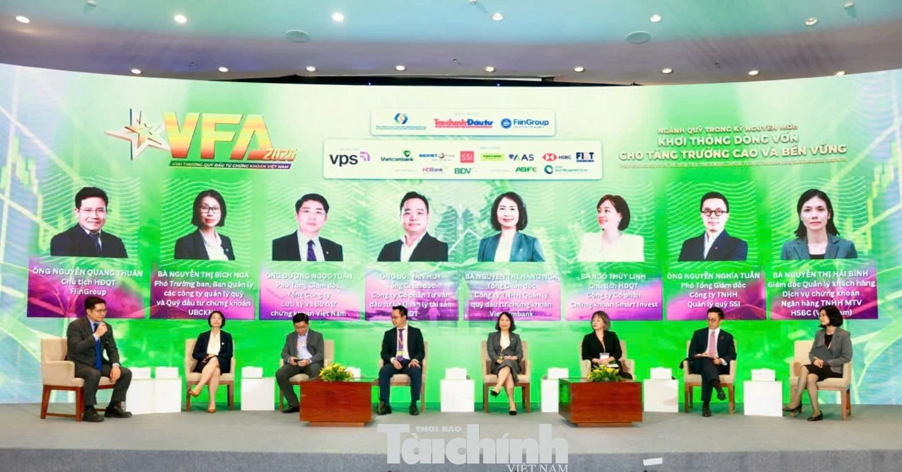 “Ngành quỹ là ngành niềm tin, niềm tin chỉ đến khi có sự minh bạch” “Ngành quỹ là ngành niềm tin, niềm tin chỉ đến khi có sự minh bạch”