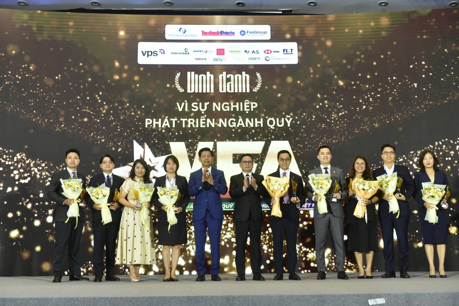 Ông Nguyễn Sơn – Chủ tịch Hội đồng Thành viên Tổng công ty Lưu ký và Bù trừ Chứng khoán Việt Nam, Trưởng Ban Tổ chức và ông Phạm Văn Hoành - Tổng Biên tập Báo Tài chính - Đầu tư, Đồng Trưởng ban Tổ chức vinh danh Quỹ ETF tiêu biểu và Quỹ mở tăng trưởng cơ sở Nhà đầu tư nhanh nhất năm 2025
