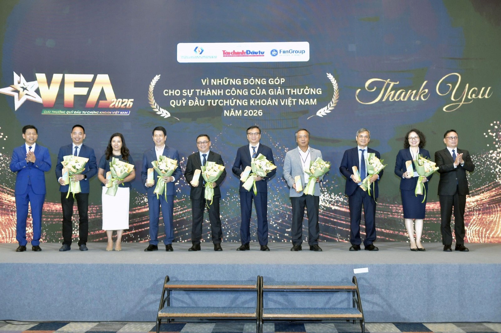 Đại diện Ban Tổ chức trao kỷ niệm chương tri ân 9 thành viên Hội đồng Đánh giá VFA 2026 gồm bà Tạ Thanh Bình - Chủ tịch Hội đồng; ông Nguyễn Hữu Hiệu và ông Lê Trọng Minh - Đồng Chủ tịch Hội đồng; cùng các thành viên: ông Nguyễn Công Minh, bà Nguyễn Thị Việt Hà, ông Trần Lê Minh, ông Phan Lê Thành Long, GS.TS. Trần Thị Thanh Tú và ông Đỗ Ngọc Quỳnh