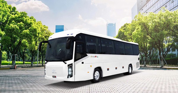 KIM LONG MOTOR xuất khẩu lô xe bus "Made in Việt Nam" thuần điện và diesel đầu tiên sang Thái Lan