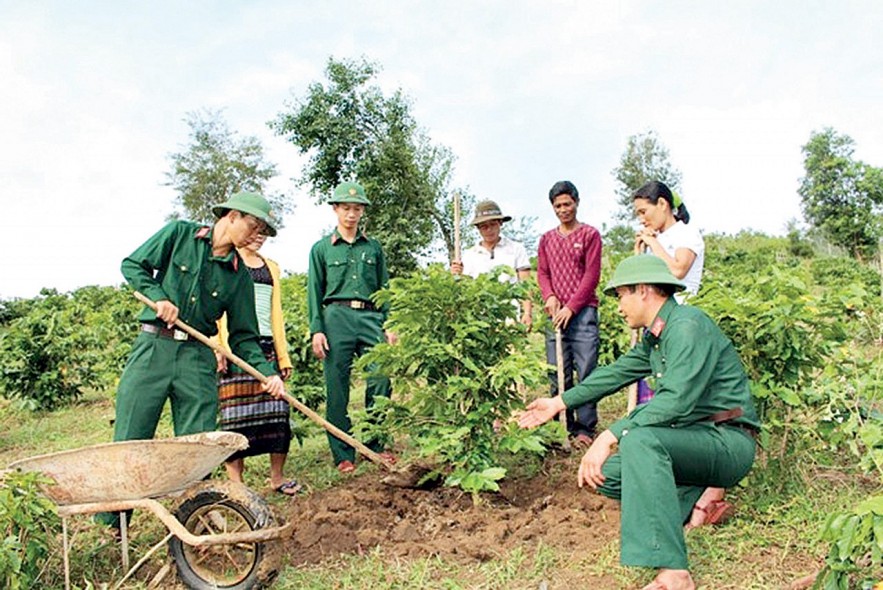 Bộ đội biên phòng hướng dẫn người dân trồng trọt, xoá đói giảm nghèo.