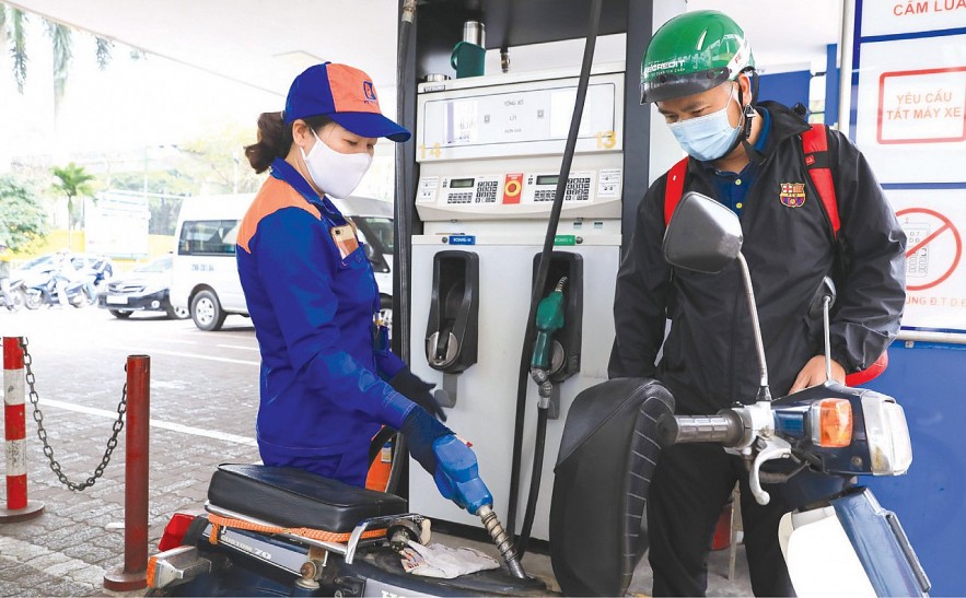 Giá xăng dầu tăng mạnh trong thời gian gần đây đã ảnh hưởng không nhỏ đến sự phục hồi kinh tế, xã hội của đất nước.