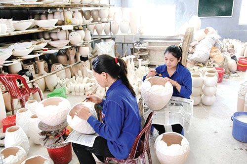 Bộ Tài chính tiếp tục rà soát cắt giảm phí, lệ phí cho doanh nghiệp