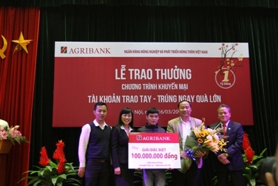 Agribank trao thưởng 100 triệu đồng cho khách hàng