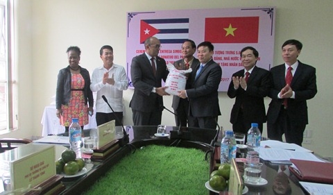 trao tang 5000 tan gao cho nhan dan cuba