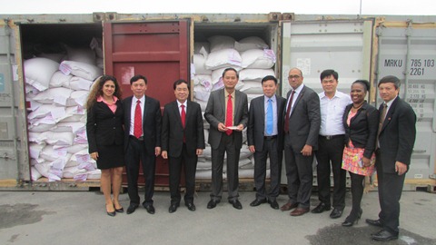 Lễ trao 5.000 tấn gạo cho nhân dân Cuba