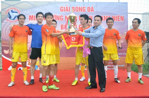 be mac giai bong da mini thuong nien doan thanh nien bo tai chinh nam 2014