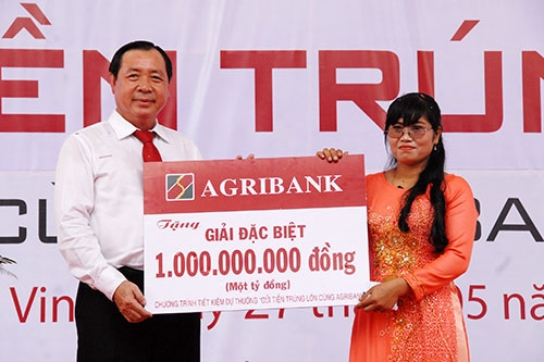 Agribank trao thưởng 1 tỷ đồng cho khách hàng trúng giải đặc biệt thứ 2