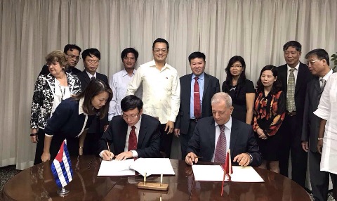 Trao 5.000 tấn gạo cho nh&acirc;n d&acirc;n Cu ba