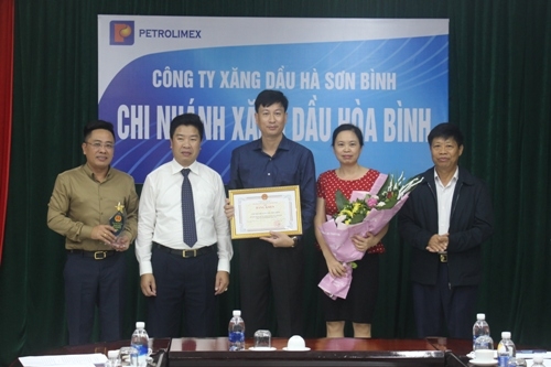 hoa binh den tan tru so nguoi nop thue de tuyen duong