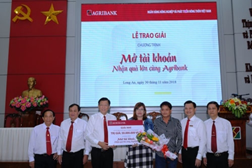 Agribank Long An trao 50 triệu đồng cho khách hàng trúng thưởng