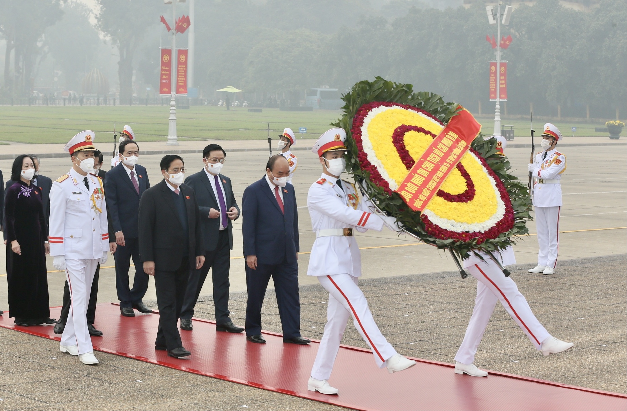 Chùm ảnh: Đại biểu Quốc hội vào Lăng viếng Chủ tịch Hồ Chí Minh