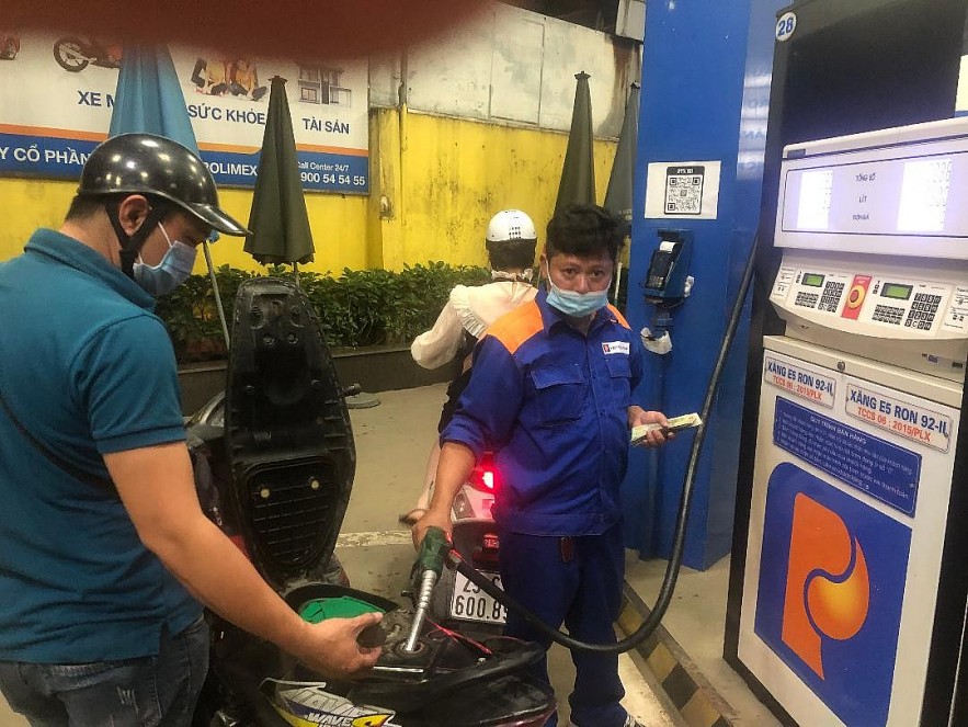 Tăng giá xăng RON95-III gần chạm ngưỡng 30.000 đồng/lít