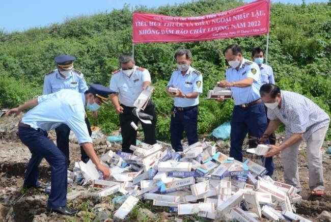 Tiền Giang: Tiêu hủy trên 10.000 bao thuốc lá điếu nhập lậu, mũ bảo hiểm không rõ nguồn gốc