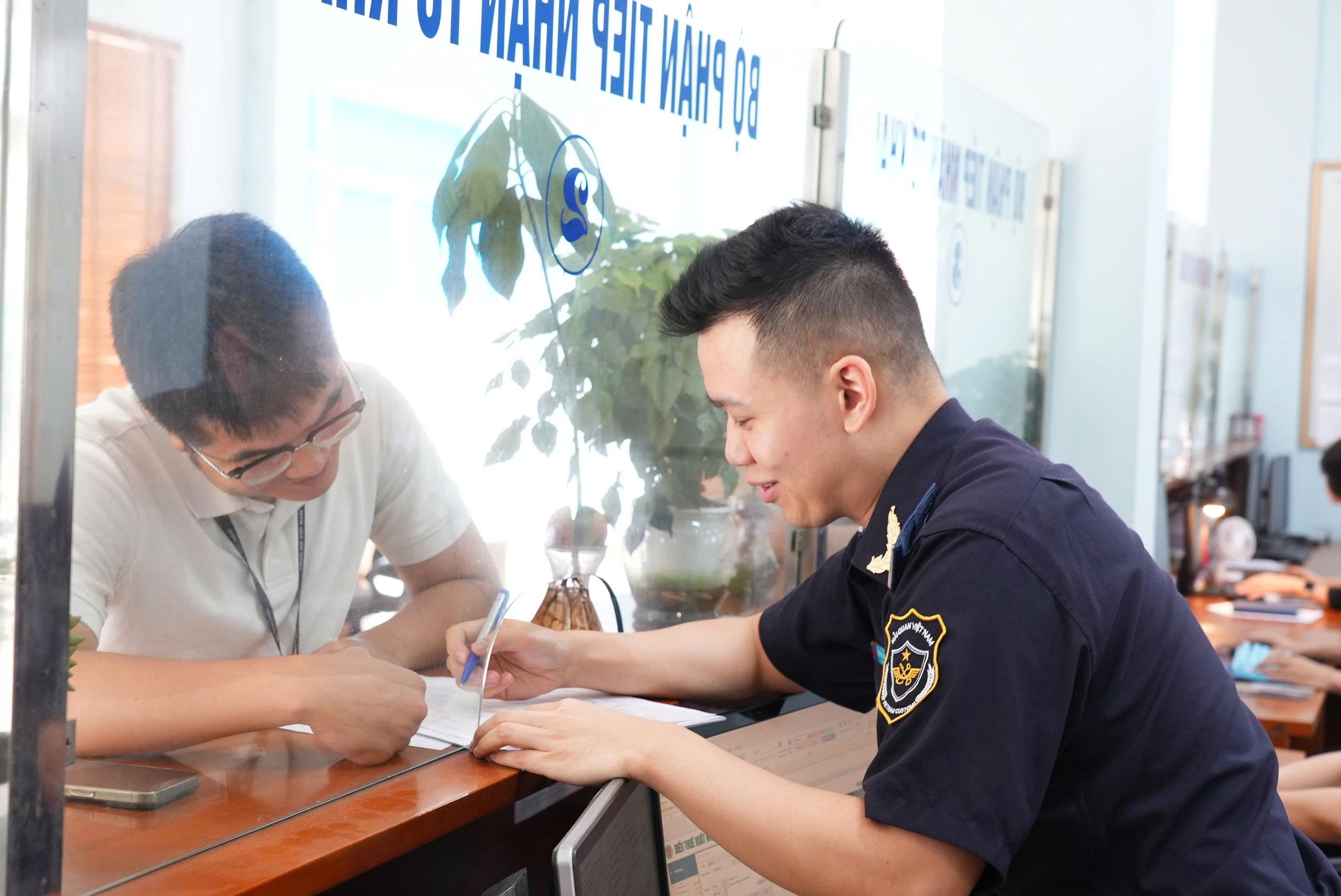 Công chức Hải quan khu vực VI làm thủ tục kiểm tra hàng hoá xuất nhập khẩu 