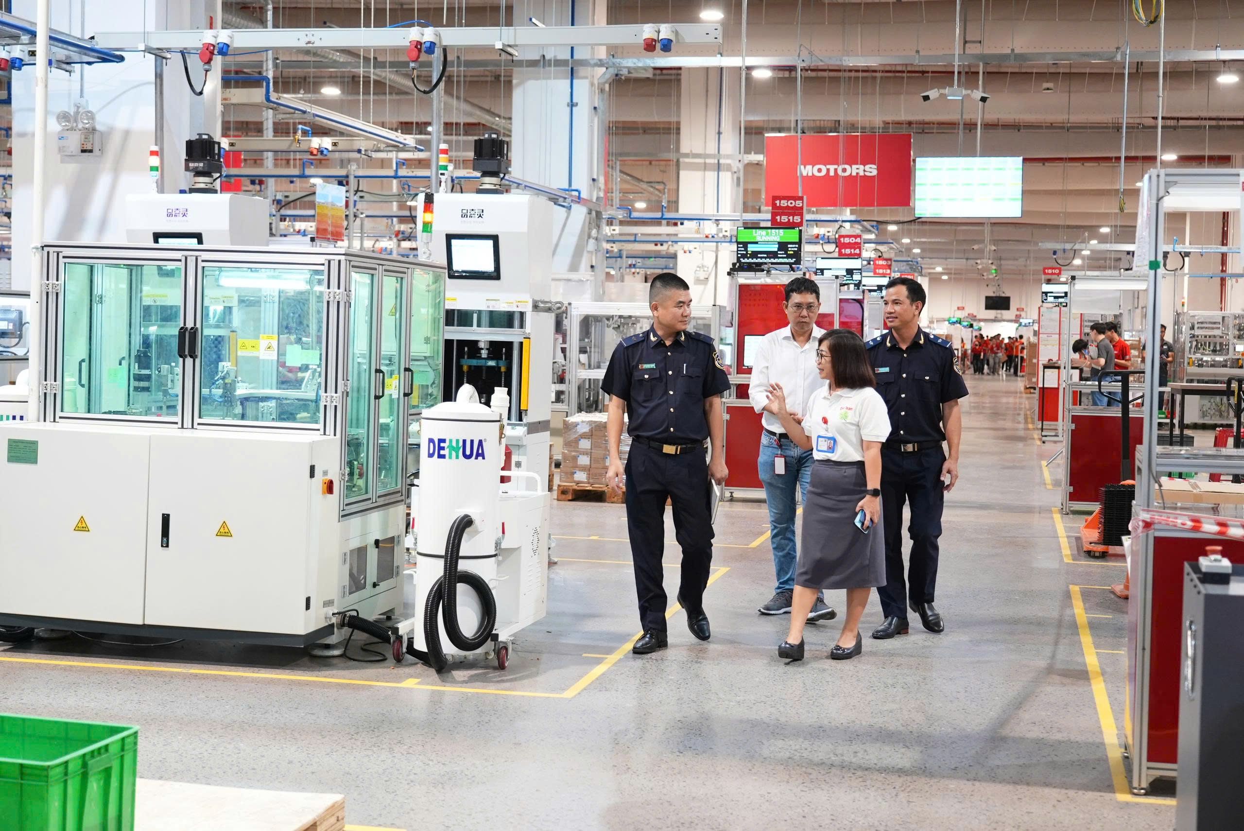 Công chức Hải quan ghi nhận tình hình hoạt động tại doanh nghiệp để kịp thời hỗ trợ tháo gỡ vướng mắc 